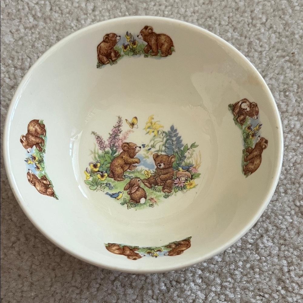 Royal Kent Honey Bear Bowl -EC- tiny Mfr flaw in glaze as shown in photo